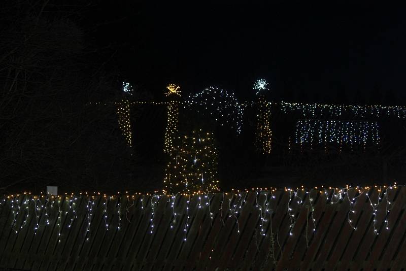 Vánočně osvětlená zahrada Masákových v Nové Pace.