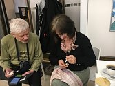 Perníkářka Dana Holmanová předvedla svůj um na vernisáži výstavy Mistři svého řemesla v jičínském muzeu