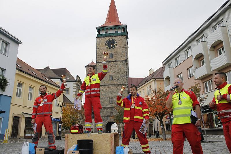 Tolik záchranářů v centru Jičína snad ještě nikdy nebylo. Nejednalo se ale o žádné hromadné neštěstí. Své síly tu záchranáři měřili v soutěži Jičínská věž.