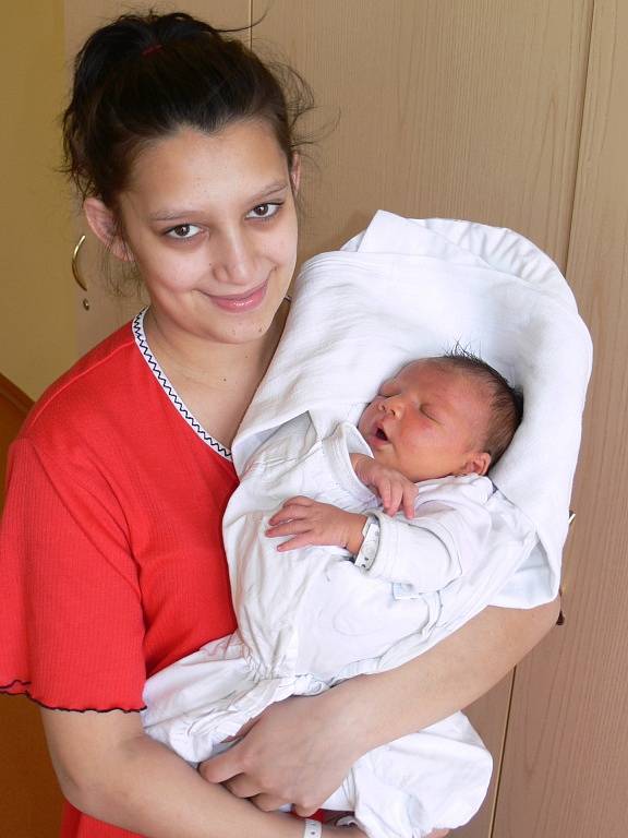 VALENTÝNA LACKOVÁ se narodila 18. března rodičům Barboře Lackové a Pavlu Nedělskému. Vážila 3 kg a měřila 50 cm, jako své první děťátko si ji odvezli domů do Kopidlna. 