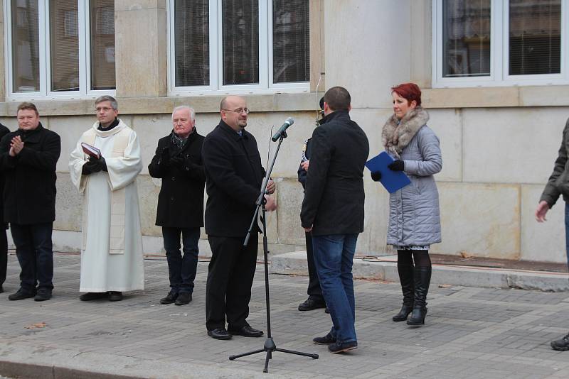 Novopačtí dobrovolní hasiči převzali nový vůz za více než šest milionů korun.