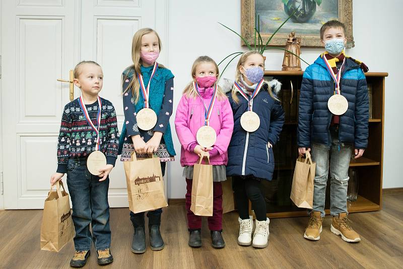 Duchapřítomné děti, které pomohly s vypátráním pachatele, přijal krátce před Vánoci starosta města Aleš Svoboda. Dostaly dárky a také medaili za bdělost a vzornou spolupráci.