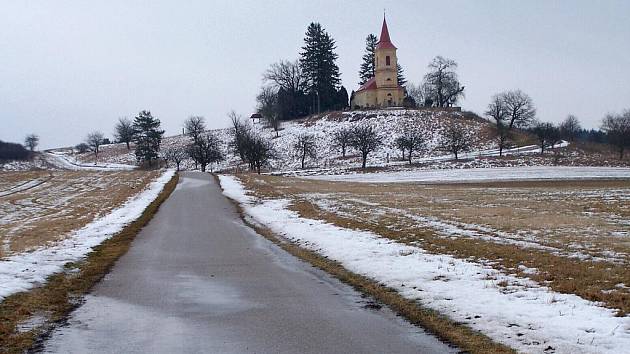 Byšička - kostel na příjezdu od Lázní Bělohradu.