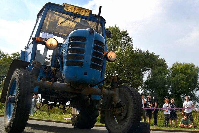 Na sraz Zetorů v Ohnišťanech přijelo přes 60 traktorových veteránů