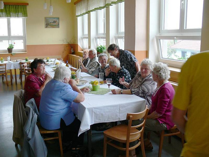 Ze setkání pamětníků v běcharském kulturním domě.