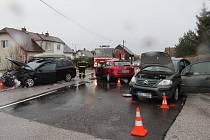 Dopravní nehoda tří vozidel ve Starých Hradech.