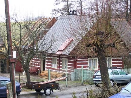 U roubenky Noskových v Lukavci byla poškozena část střechy.
