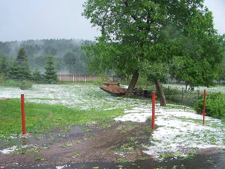 Z krupobití v Kumburském Újezdu.