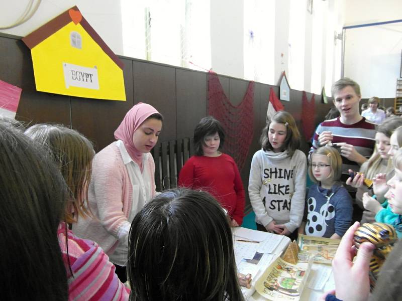 Zahraniční studenti v peckovské škole v rámci projektu Edison.