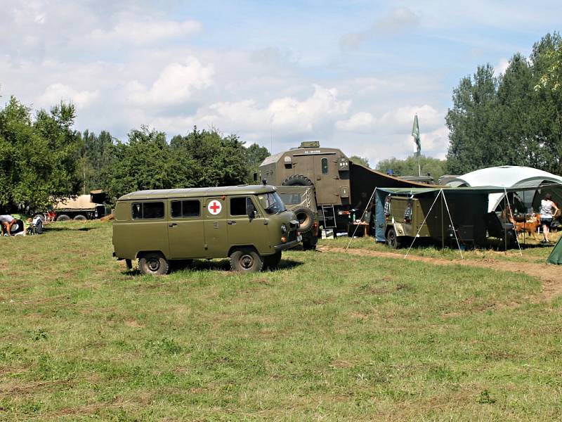 Setkání majitelů armádní techniky pod Zebínem.