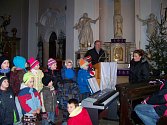 Adventní zpívání školáků z Daliborky v kostele.
