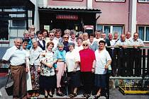 Třídní sraz bělohradských žáků, u restaurace Pardoubek, květen 2001.