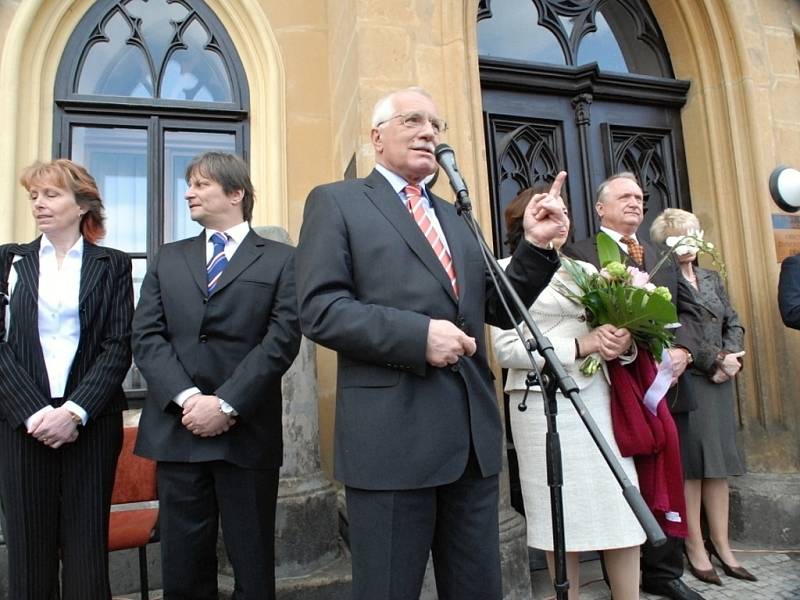 Manželé Klausovi na návštěvě Hořic roku 2007.