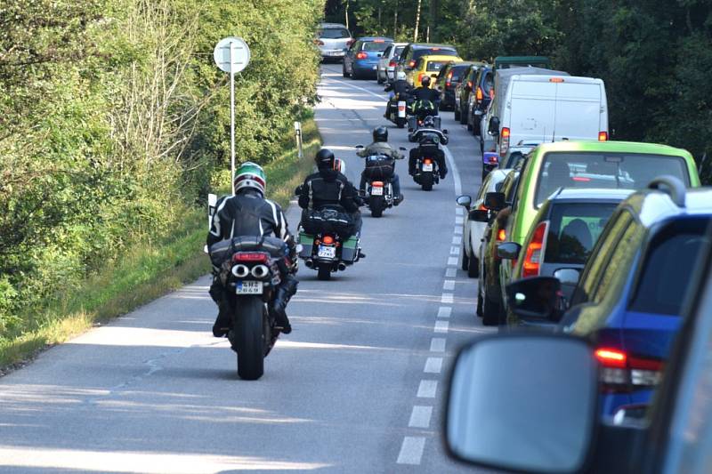 Do lužanských hvozdů zamířily tisíce motorkářů