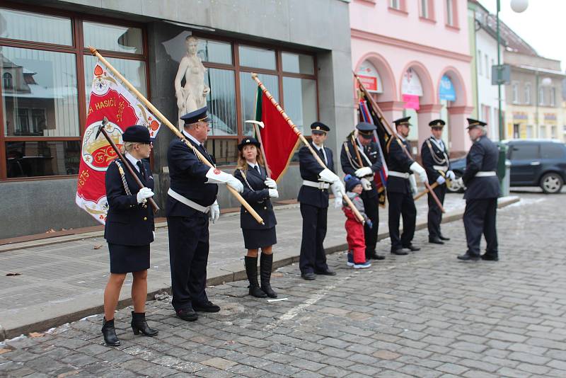 Novopačtí dobrovolní hasiči převzali nový vůz za více než šest milionů korun.