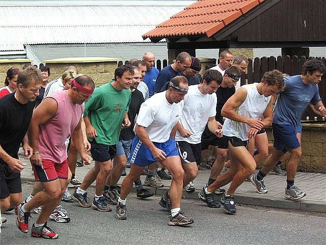 Start závodníků v běhu 6,2 km v rámci novopacké soutěže Ocelový muž.
