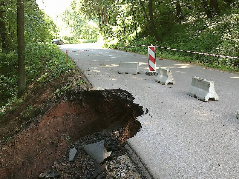 Poškozená silnice u Stavu.