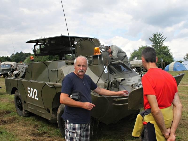 Setkání majitelů armádní techniky pod Zebínem.