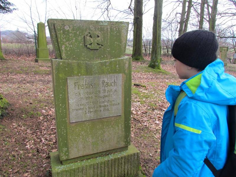 Historický kroužek a Kadetní setnina na exkurzi za pomníky.