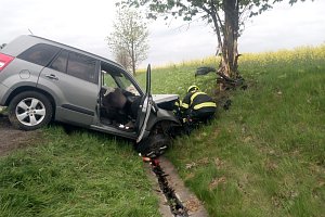 Na silnici I/16 mezi Jičínem a Úlibicemi narazilo auto do stromu. Tři lidé se zranili.