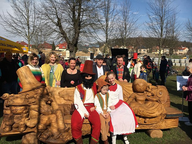 Největší pohádková v Česku. Lavička Rumcajsovy rodiny zapsána do knihy rekordů