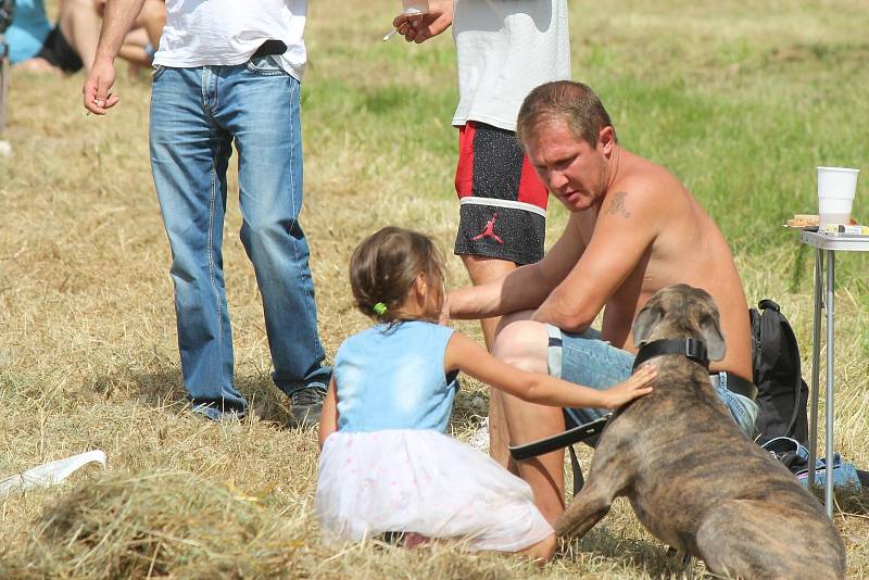 Oblíbená akce má přízeň nemyčevského starosty i lidí z širokého okolí. Řada z nich rovněž jezdí autokros, nebo jen miluje skřípění kol a vůni spálené gumy.