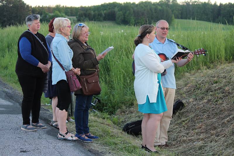 Na slavnostní odhalení nové sochy při západu slunce ve středu 18. května se sešlo okolo padesáti lidí. "Je krásná, taková něžná. Zase bude Červenou Třemešnou chránit," pochvalují si místní.