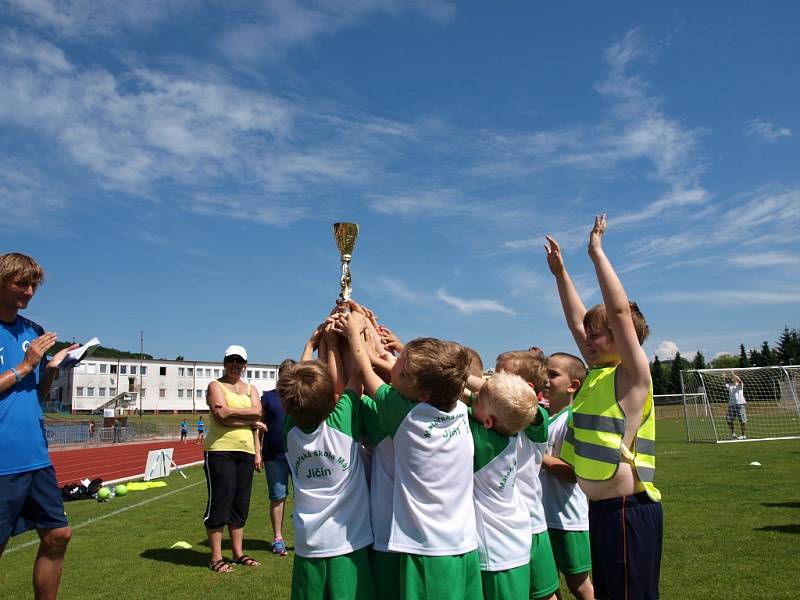 Fotbalový turnaj mateřských škol na jičínském stadionu.