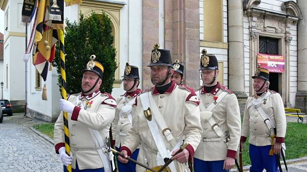 Historická vojenská jednotka v centru Jičína.