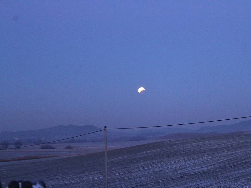 Pozorování zatmění Měsíce z jičínské hvězdárny.
