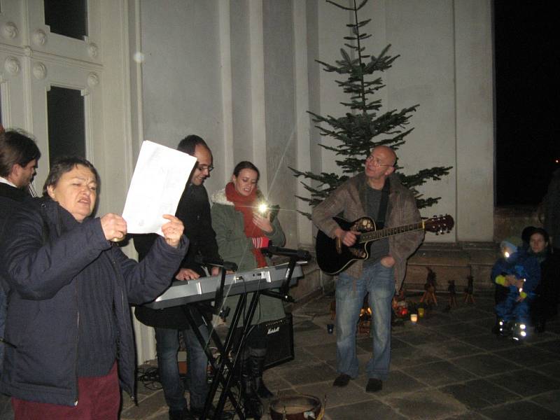 Zpívání koled ve Valdštejnské lodžii.