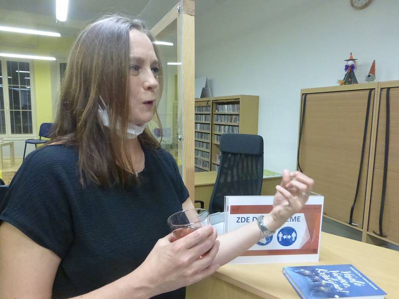Ve středu 6. října přijela do Knihovny Václava Čtvrtka v Jičíně redaktorka nakladatelství Albatros Media Andrea Brázdová a spolu s autorkou Jindřiškou Kracíkovou vyprávěly, jak kniha vznikala.