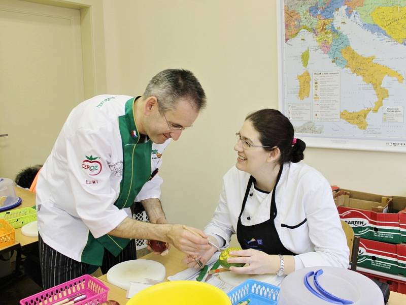 Ozdobné vyřezávání v novopacké Střední škole gastronomie a služeb.