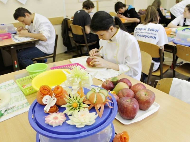 Ozdobné vyřezávání v novopacké Střední škole gastronomie a služeb.