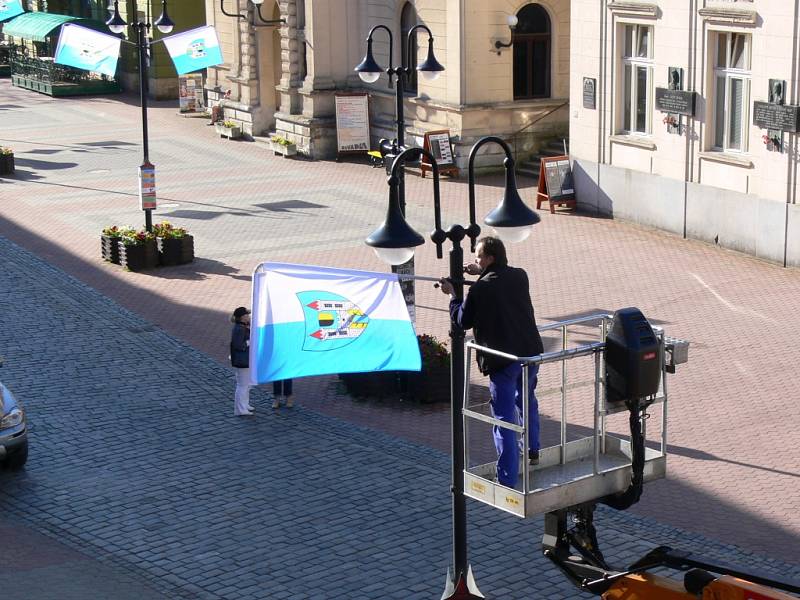 Pracovníci technických služeb vyzdobili  na Valdštejnské dny jičínskou pěší zónu.