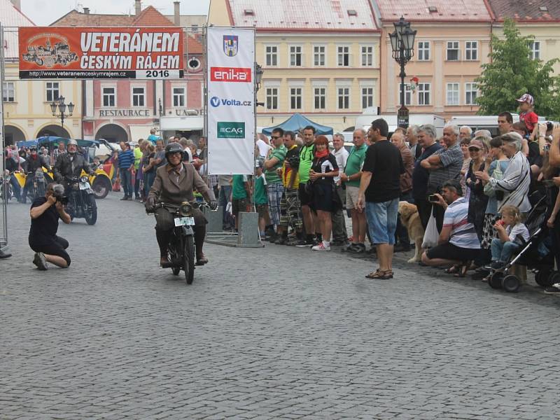 Veteránem Českým rájem - odjezd veteránů.