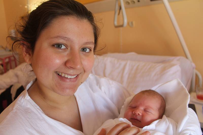 Tadeáš Bryxí je prvním miminkem šťastných rodičů Dominiky a Daniela Bryxí. Je to pěkný cvalík, narodil se 10. května v 17.05 s váhou 4050 gramů a mírou 50 cm. Žít bude v Sobotce.