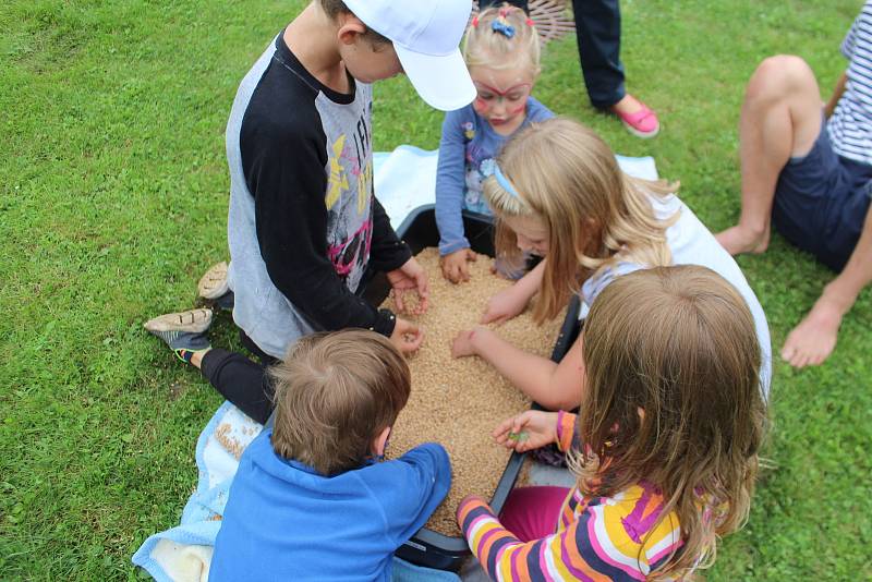 Valdovští připravili pro děti na hřišti na návsi  pestrý program, protkaný soutěžemi jako hledání pokladu v pšenici, skákání přes překážky, lovení rybiček. Za své snažení si prckové převzali medaile i spoustu cen.