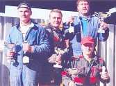 RADOST AUTOKROSAŘŮ po závodě v Kosicích. Úspěšní jezdci, zleva Martin Babák, Václav Mládek, Jaroslav Šádek a Tomáš Havel. 