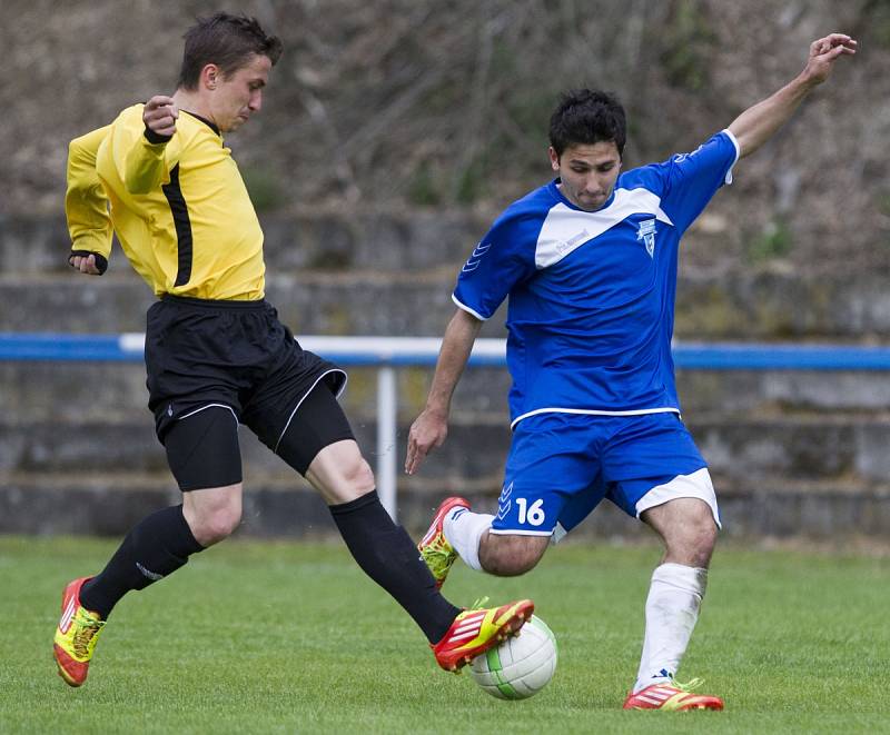 Fotbalisté Železného Brodu v domácím utkání nestačili na Trutnov (ve žlutém) a prohráli 3:1. 