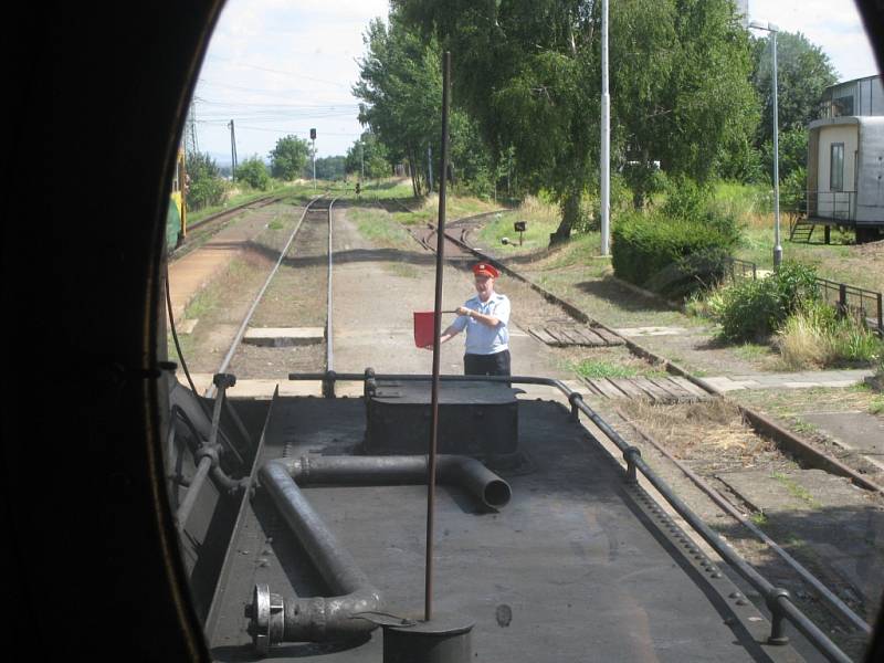 Cesta historické parní lokomotivy na trati k Hradci Králové.