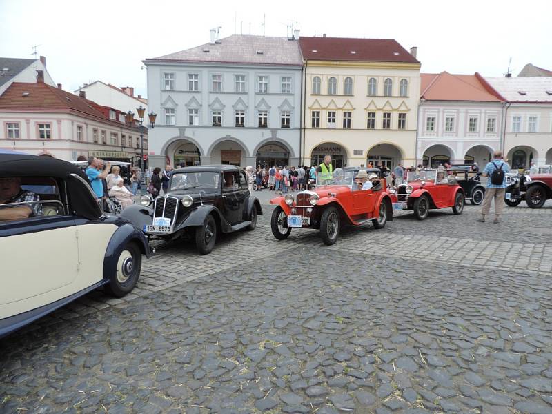 Veteránem Českým rájem na jičínském Valdštejnově náměstí.