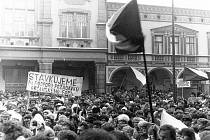 Snímek Zdeňka Kudrnáče zachycuje generální stávku 27. listopadu 1989 v Nové Pace na Gottwaldově náměstí.