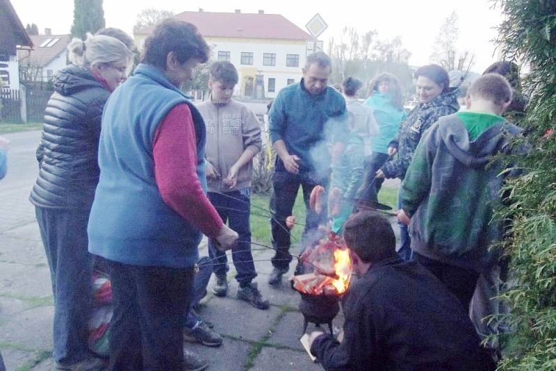 Vítání máje v Ostružně.