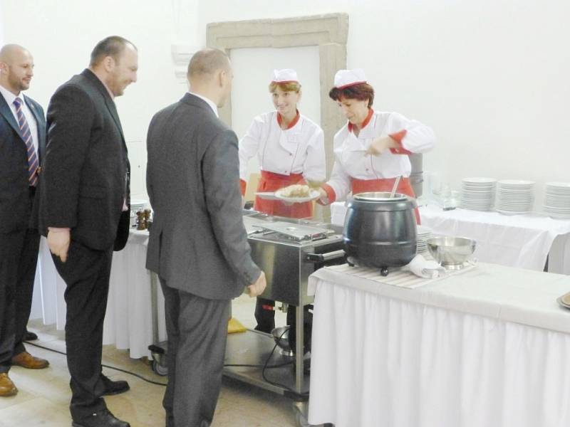 Prezident Zeman s doprovodem na obědě v Jilemnici.