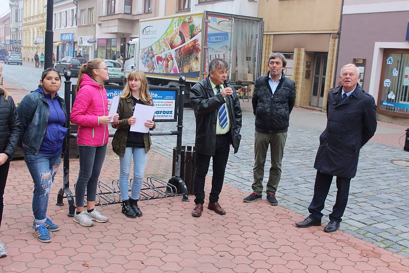 Veřejnost, žáci ZŠ Husova a představitelé města Jičín si připomněli Den vzniku samostatného československého státu.