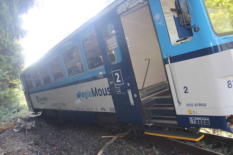 Na trati mezi Novou Pakou a Lázněmi Bělohrad vykolejil osobní vlak, který vezl šest cestujících. Nikomu se nic nestalo. Vlaky nahradila autobusová doprava. Odhadnutá škoda je 320 tisíc korun.