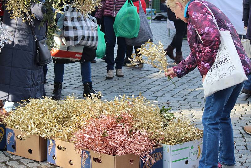 Vánoční zakázali, ale ty tradiční farmářské se konat mohou. V Jičíně nadále pokračují trhy každou středu, pátek a sobotu. Sortiment může být jakýkoliv. I adventní..