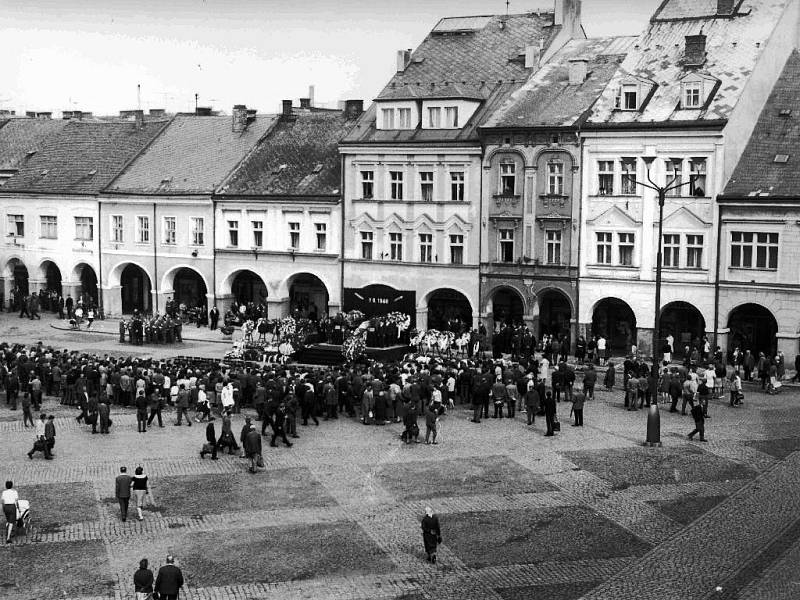 Z pohřbu jičínských občanů Jaroslava Veselého a Zdeňky Klimešové.