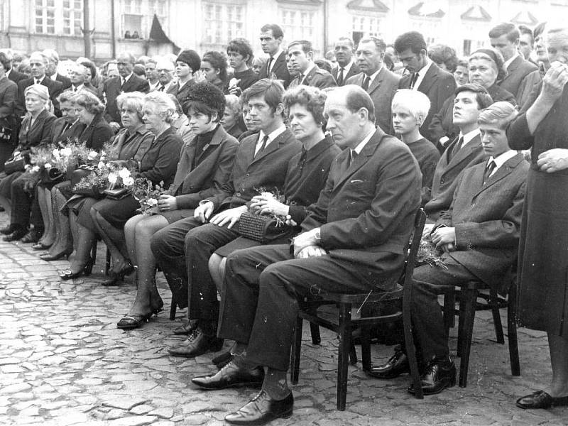 Z pohřbu jičínských občanů Jaroslava Veselého a Zdeňky Klimešové.